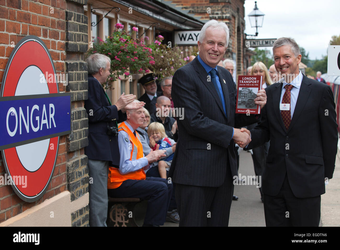 Mike Brown MD der Londoner U-Bahn mit Roger Wright auf der Plattform bei Ongar Bahnhof, Epping Ongar Railway, Essex, England, UK Stockfoto