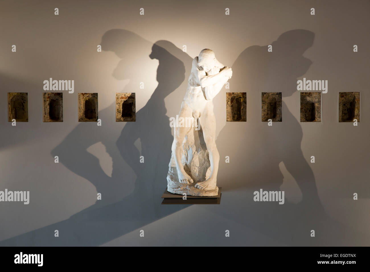 Skulptur und Schatten im Foyer des Museu Chiado Museum, Lissabon, Lisboa, Portugal Stockfoto