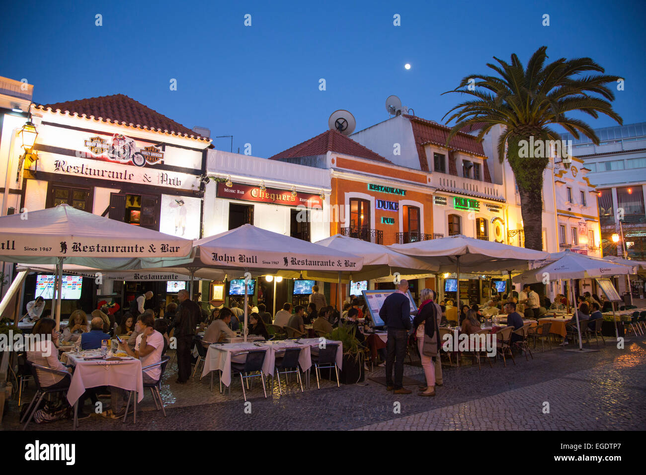 Restaurants mit Lieferservice am Praça Costa Pinto Quadrat in der Abenddämmerung, Cascais, in der Nähe von Lissabon, Lisboa, Portugal Stockfoto