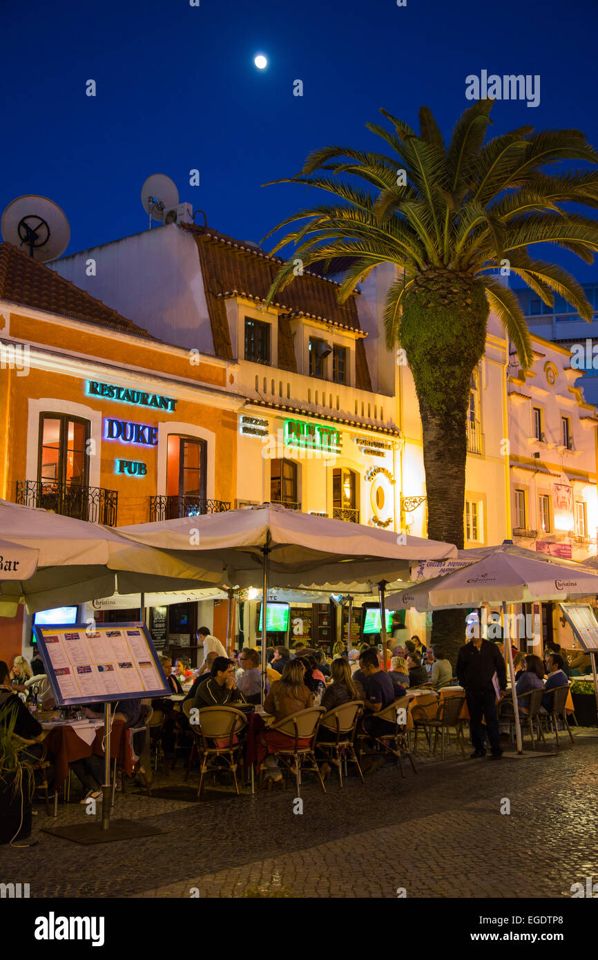 Restaurants mit Lieferservice am Praça Costa Pinto Quadrat in der Abenddämmerung, Cascais, in der Nähe von Lissabon, Lisboa, Portugal Stockfoto