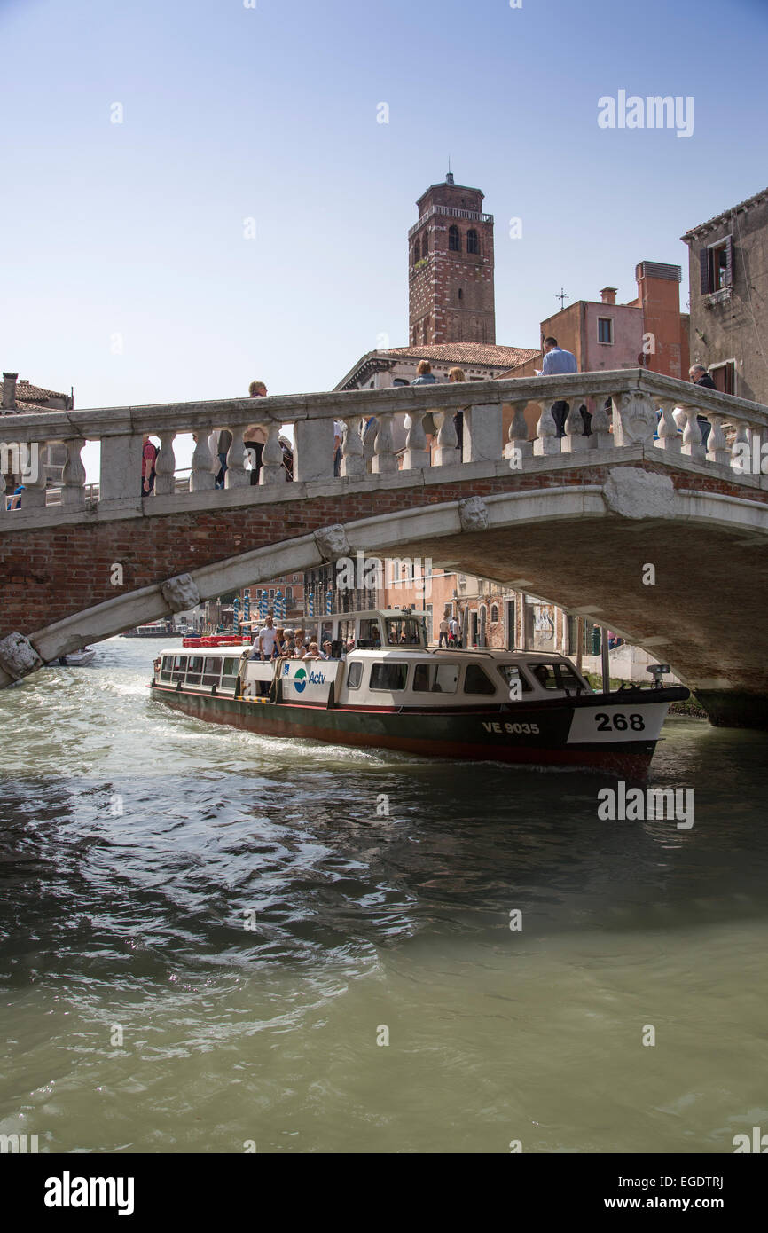 Vaporetto unter der Brücke Ponte del le Guglie in Cannaregio, Venedig, Veneto, Italien, Europa Stockfoto