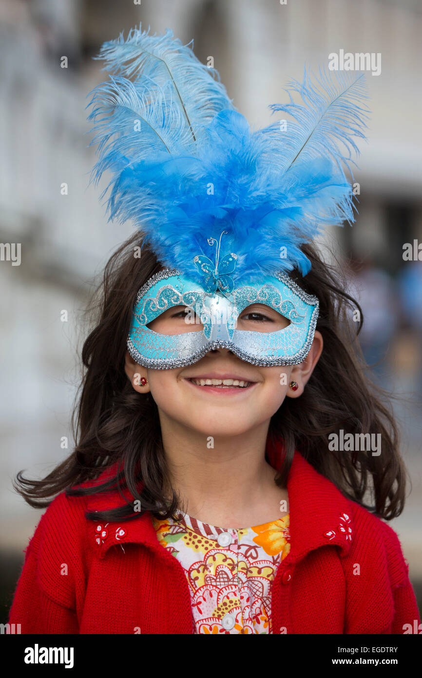 Junges Mädchen mit venezianischen Karnevalsmaske am Piazza San Marco, Venedig, Veneto, Italien, Europa Stockfoto