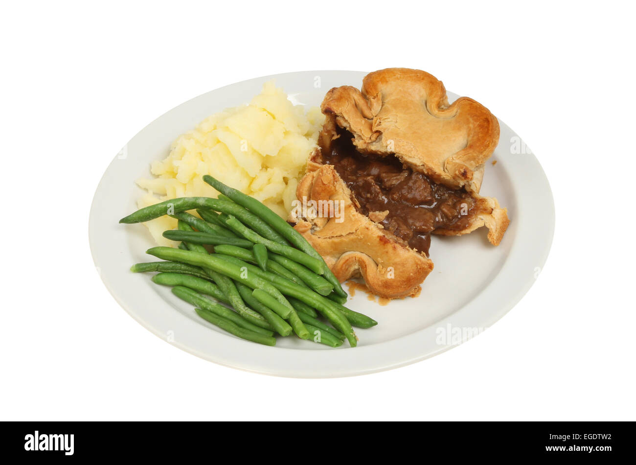 Steak-Soße-Pie mit Kartoffelpüree und grünen Bohnen auf dem Teller isoliert auf weiss Stockfoto