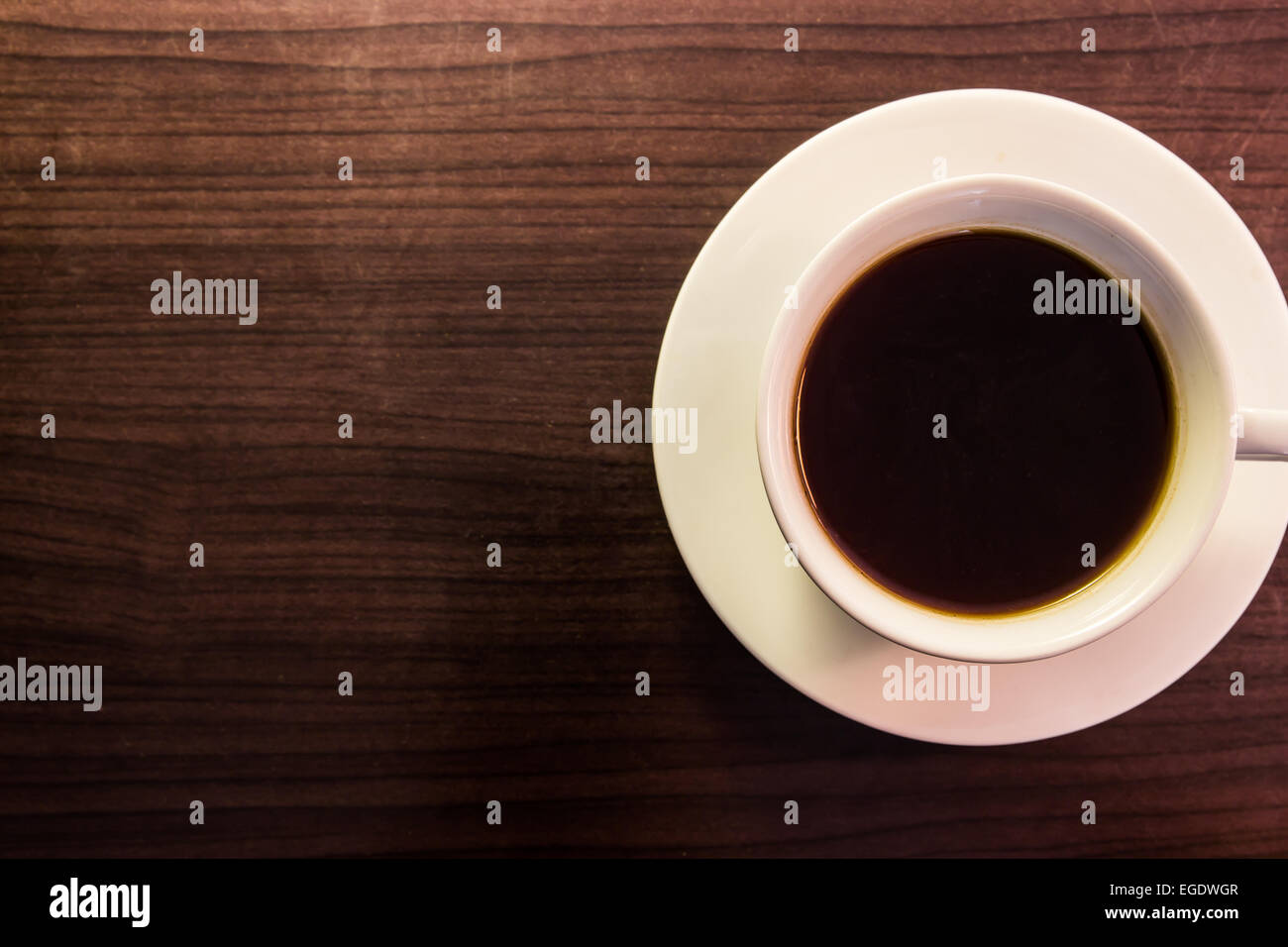 schwarzer Kaffee auf Holztisch Hintergrund Stockfoto