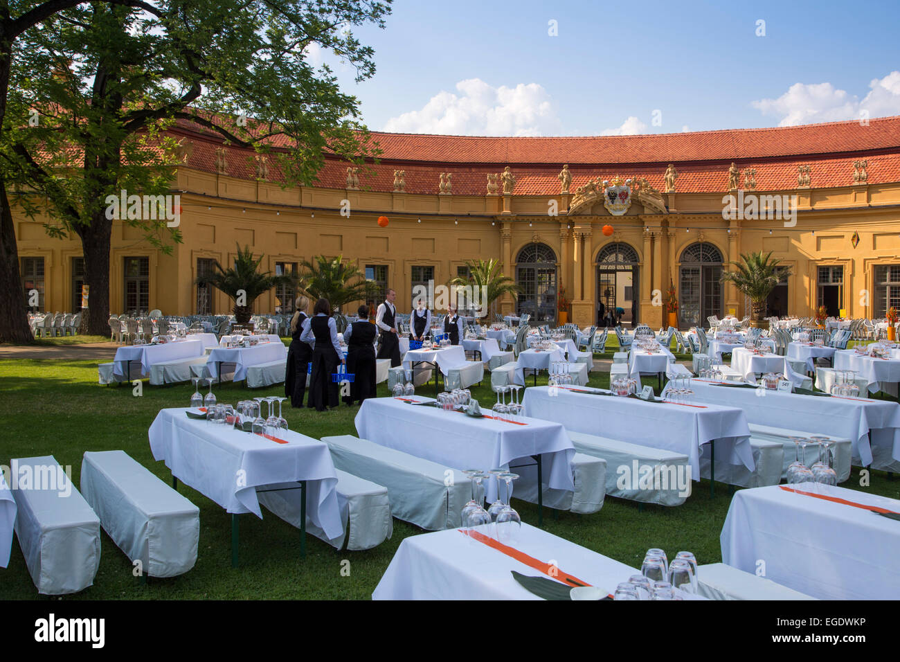 Elegante Tisch-Einstellungen für den offiziellen Ball im Schlossgarten, veranstaltet von der Universität Erlangen, Erlangen, Franken, Bayern, Deutschland Stockfoto