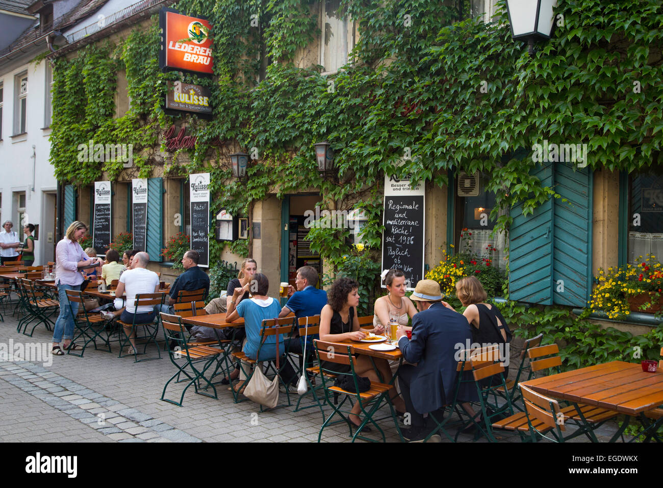 Leute sitzen außerhalb Kulisse Restaurant und Bar, Erlangen, Franken, Bayern, Deutschland Stockfoto
