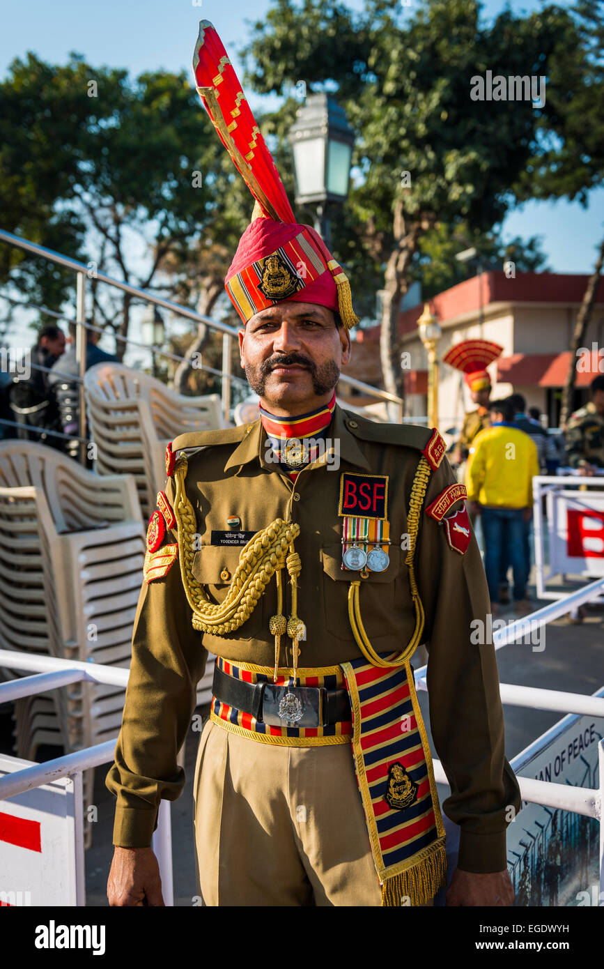 Ein Offizier des ASF (Border Security Force) auf der Attari Wagah Grenzübergang in der Nähe von Amritsar, Punjab, Indien Stockfoto