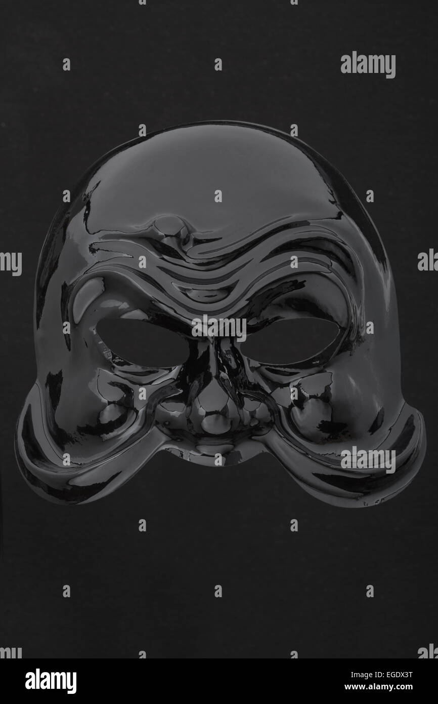 Glänzend schwarzen Karnevalsmaske auf schwarz Stockfoto