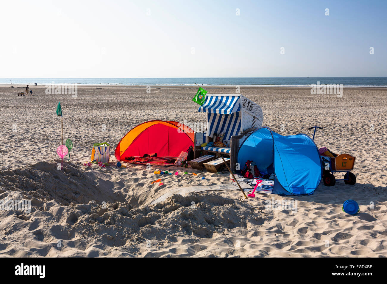 Strandkorb am Strand, Insel Spiekeroog, Nordsee, Ostfriesischen Inseln, Ostfriesland, Niedersachsen, Deutschland, Europa Stockfoto