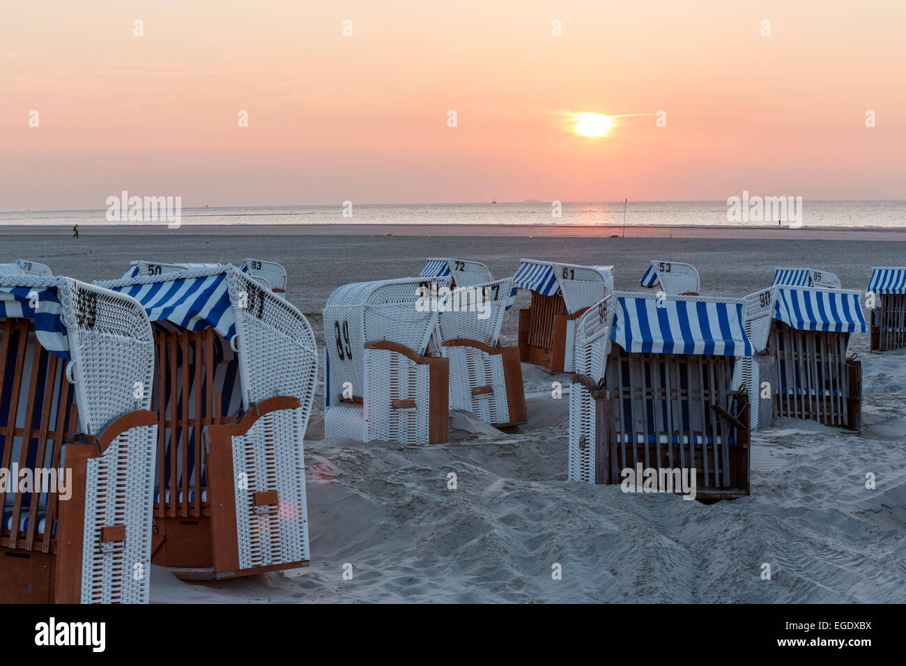Liegestühle am Strand bei Sonnenuntergang, Insel Spiekeroog, Nordsee, Ostfriesischen Inseln, Ostfriesland, Niedersachsen, Deutschland, Europa Stockfoto