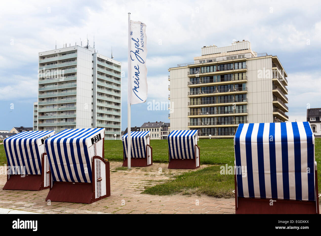 Hässliche Hotels und Strandkörbe, Insel Norderney, Nationalpark, Nordsee, Ostfriesischen Inseln, Ostfriesland, Niedersachsen, Deutschland, Europa Stockfoto
