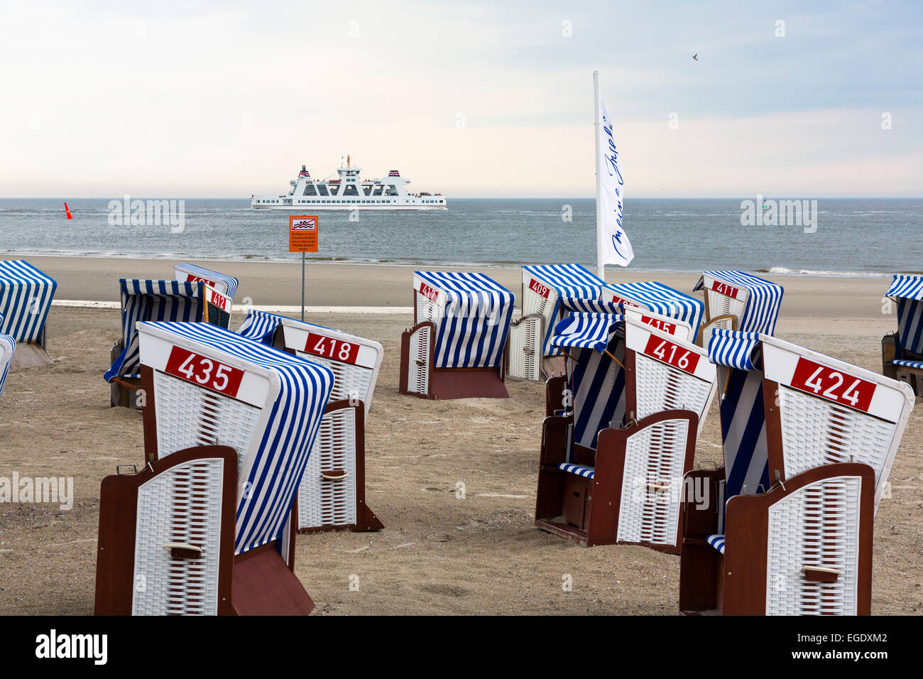Strand Stühle am Strand, Weststrand, Schiff, Insel Norderney, Nationalpark, Nordsee, Ostfriesischen Inseln, Ostfriesland, Niedersachsen, Deutschland, Europa Stockfoto