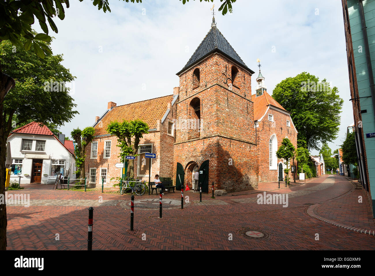 Kirche und Häuser von Greetsiel, Niedersachsen, Deutschland, Europa Stockfoto