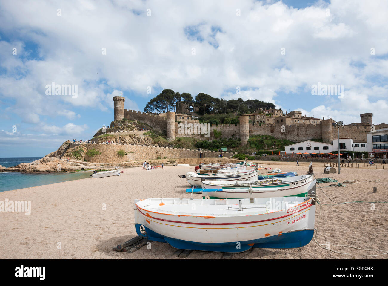 Angelboote/Fischerboote am Strand und Vila Vella im Hintergrund, Tossa de Mar, Costa Brava, Spanien Stockfoto