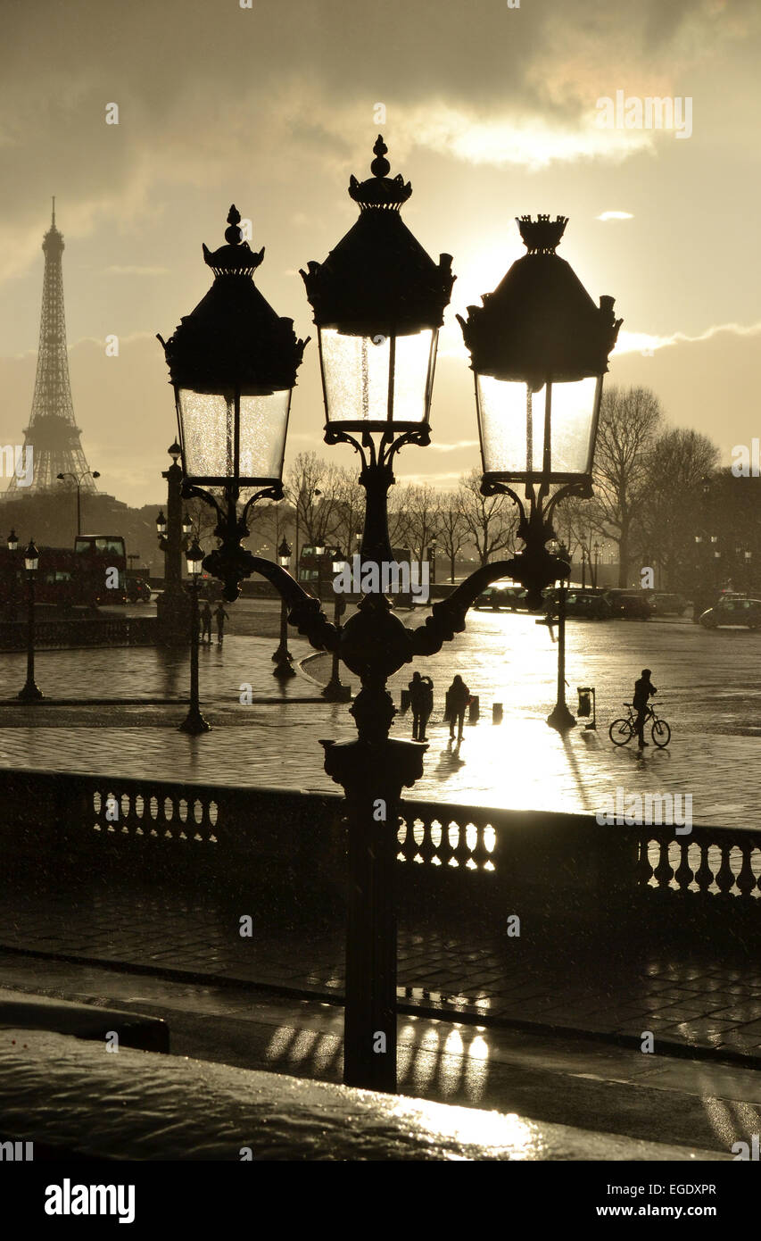In den Tuilerien am Place De La Concorde mit Blick auf den Eiffelturm, Paris, Frankreich Stockfoto
