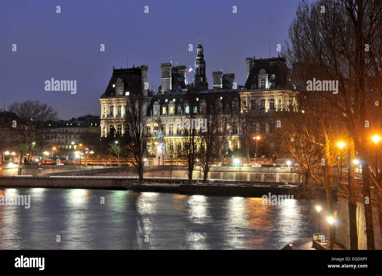Rathaus und den Fluss Seine in der Nacht, Paris, Frankreich Stockfoto