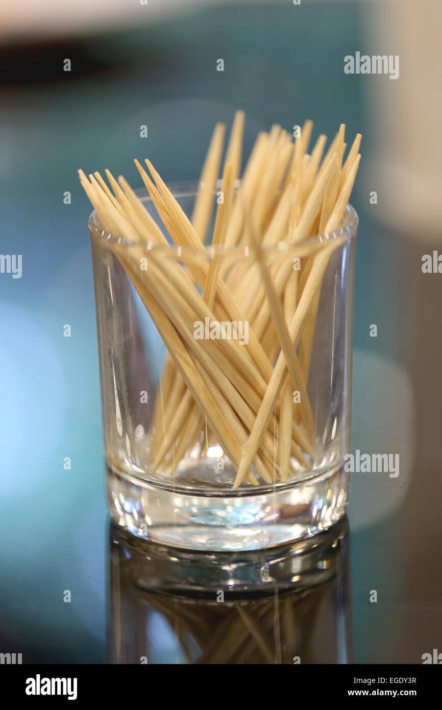 Zahnstocher im Glas auf Lebensmittel-Tabelle. Stockfoto