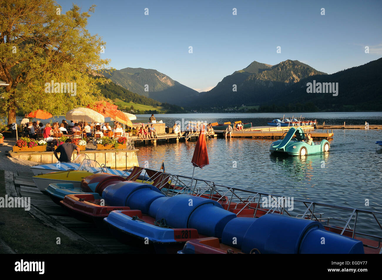 Bootsvermietung und Café in Schliersee, See Schliersee, Bayern, Deutschland Stockfoto