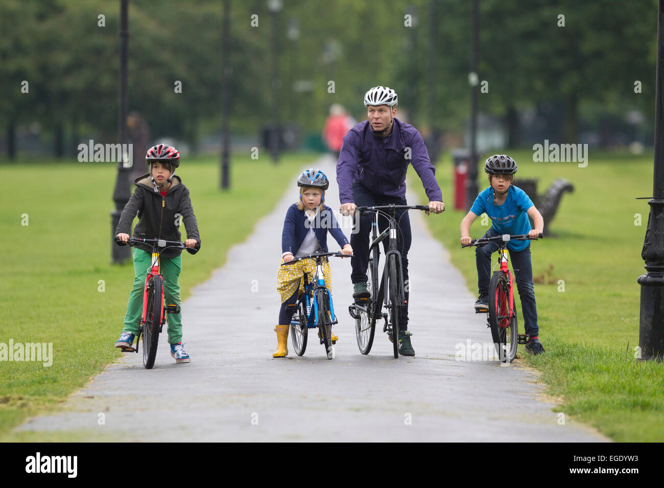Sir Chris Hoy, Radrennfahrer, die Förderung der Familie Radfahren auf Clapham Common, Südwesten von London, England, UK Stockfoto