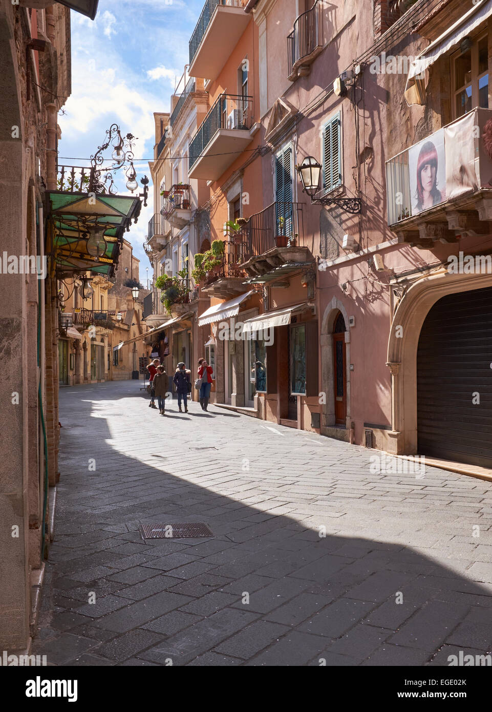 Straßenszene in Taormina, Sizilien, Italien. Italienischen Tourismus, Reise- und Urlaubsziel. Stockfoto