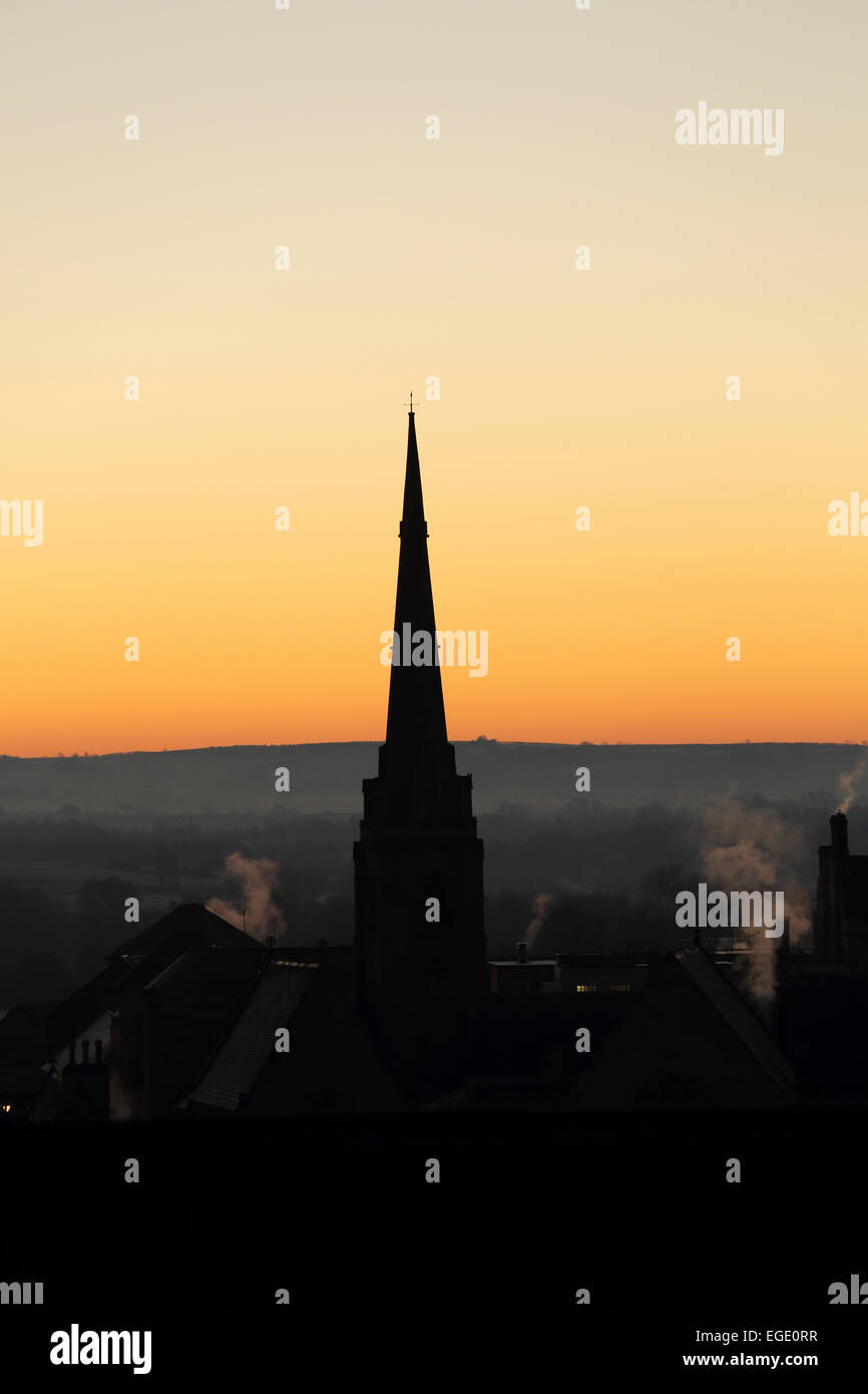 Spire of St Nicholas Church Silhouetten gegen einen goldenen Himmel in Durham City, England. Stockfoto