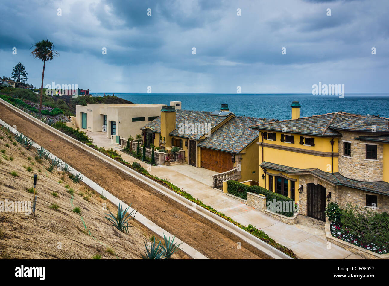 Blick auf Häuser und den Pazifischen Ozean in Corona del Mar, Kalifornien. Stockfoto