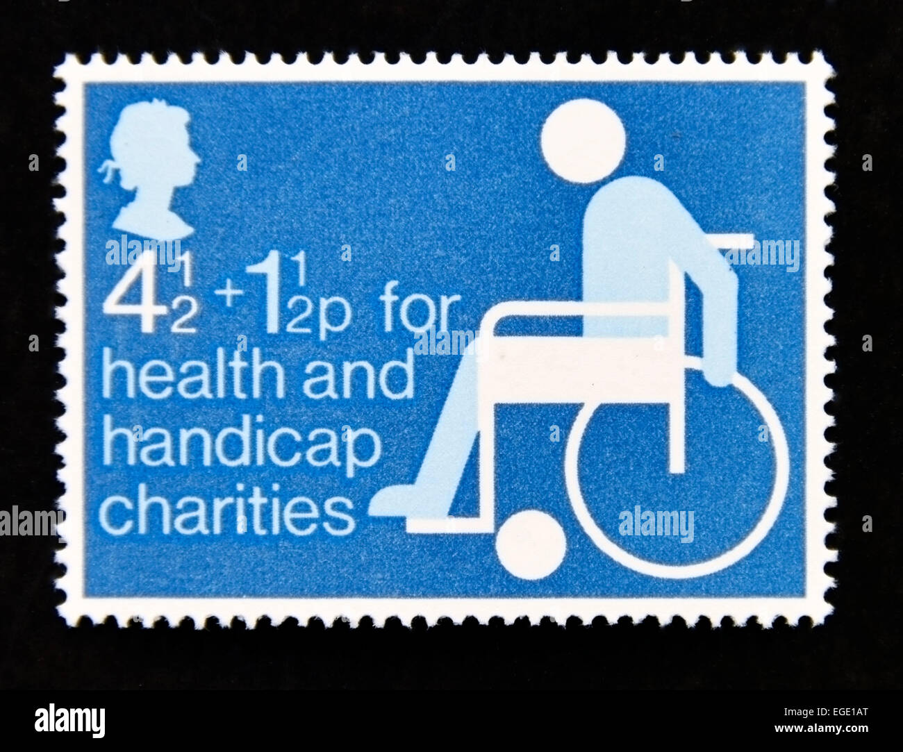 Briefmarke. Great Britain. Königin Elizabeth II. 1975. Gesundheit und Behinderung Wohltätigkeitsorganisationen. Im Rollstuhl ungültig. Stockfoto