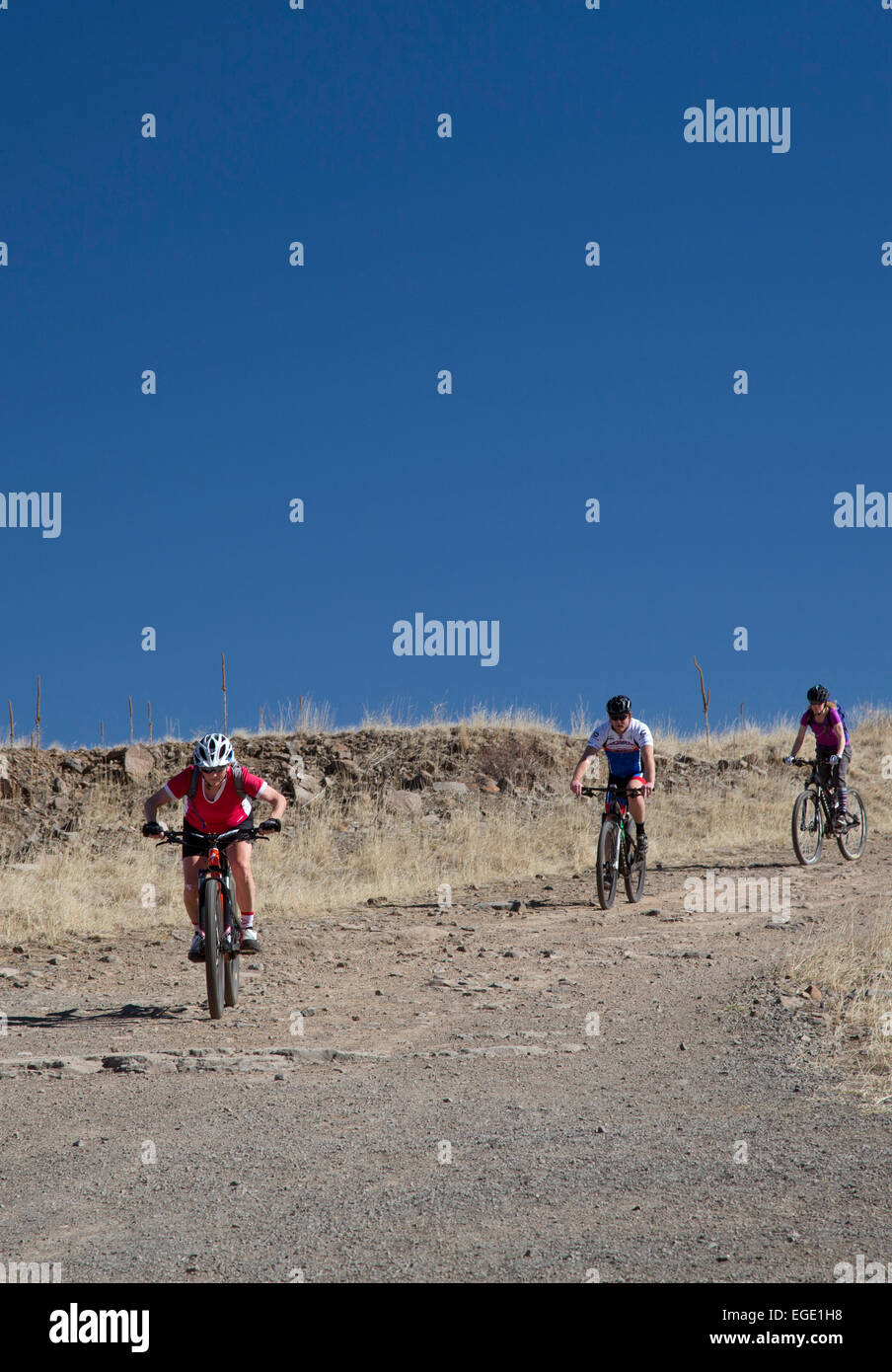 Golden, Colorado - Mountain-Bike-Fahrer im Norden Table Mountain, einem Tafelberg über Denver bezeichneten eine 'open Space'. Stockfoto