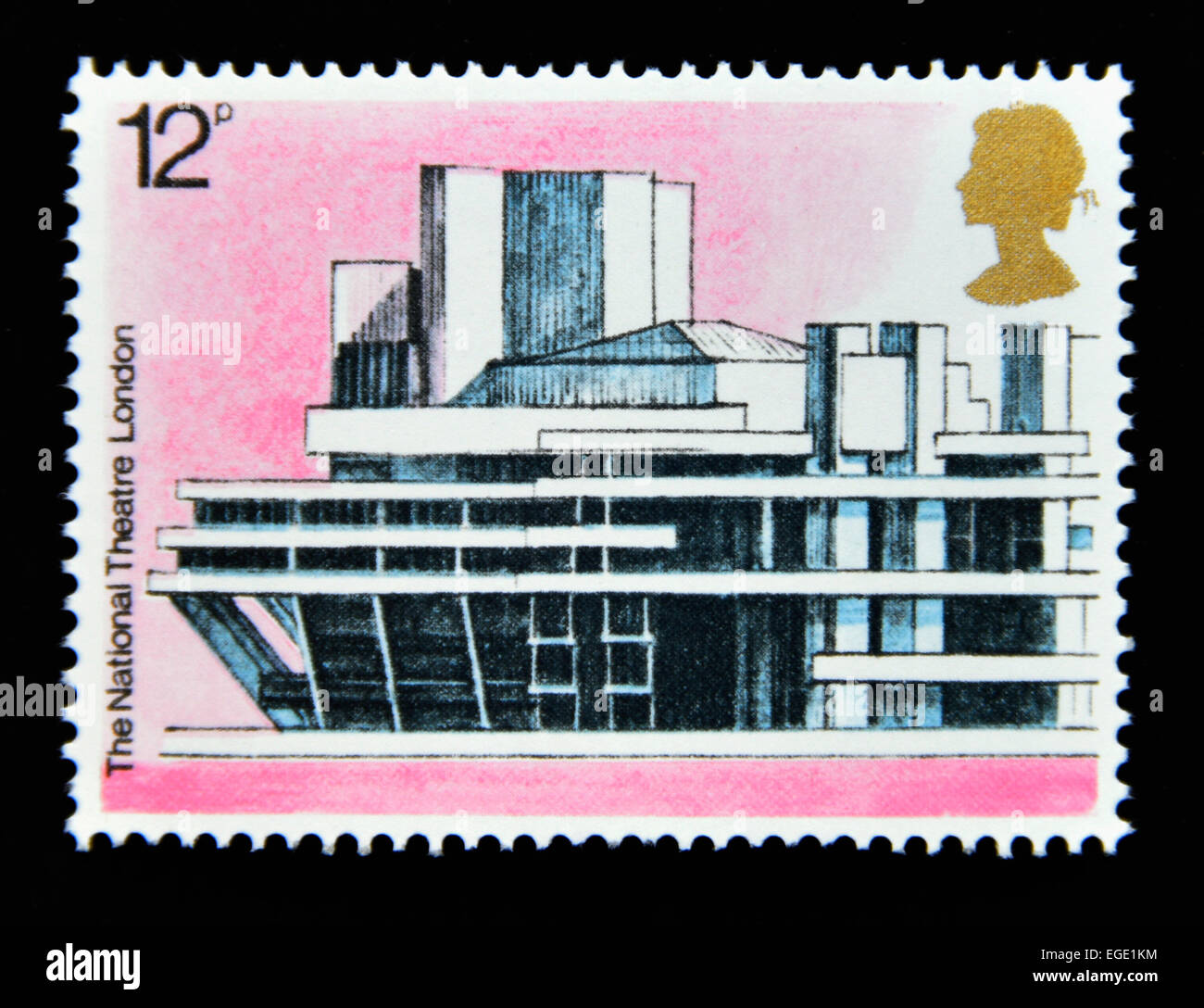 Briefmarke. Great Britain. Königin Elizabeth II. 1975. europäischen architektonischen Erbes Jahr. Das National Theatre, London. 12p. Stockfoto