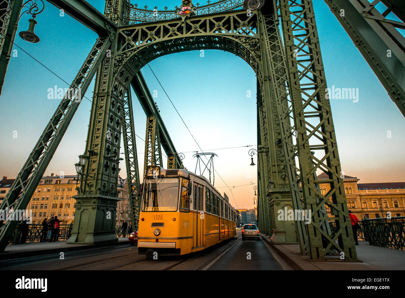 Kettenbrücke und Straßenbahn Stockfoto