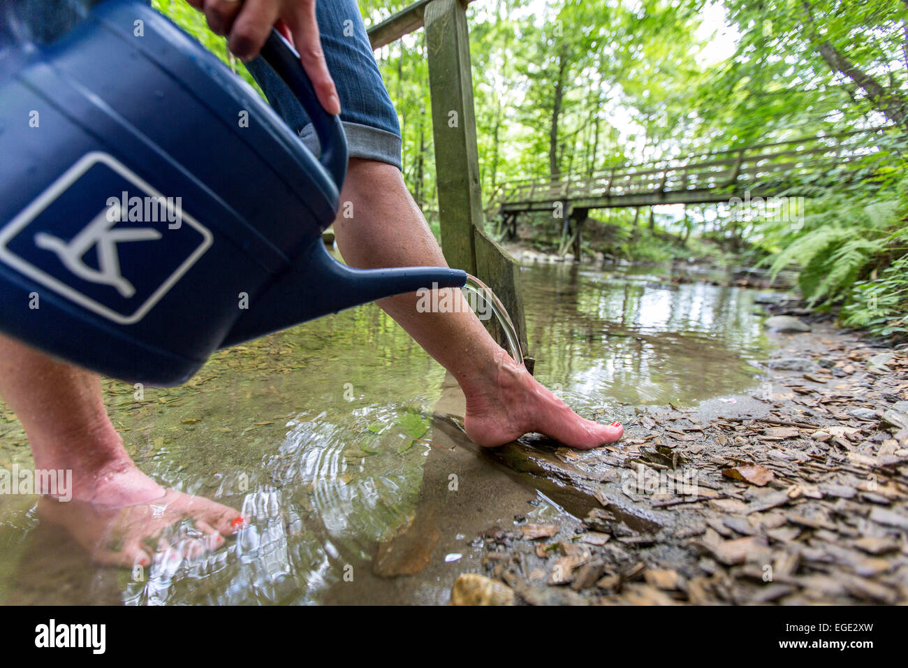 Kneippkur, Hydrotherapie im Fluss Ruhr, ein Themenweg Wandern im Sauerland, Deutschland, Stockfoto