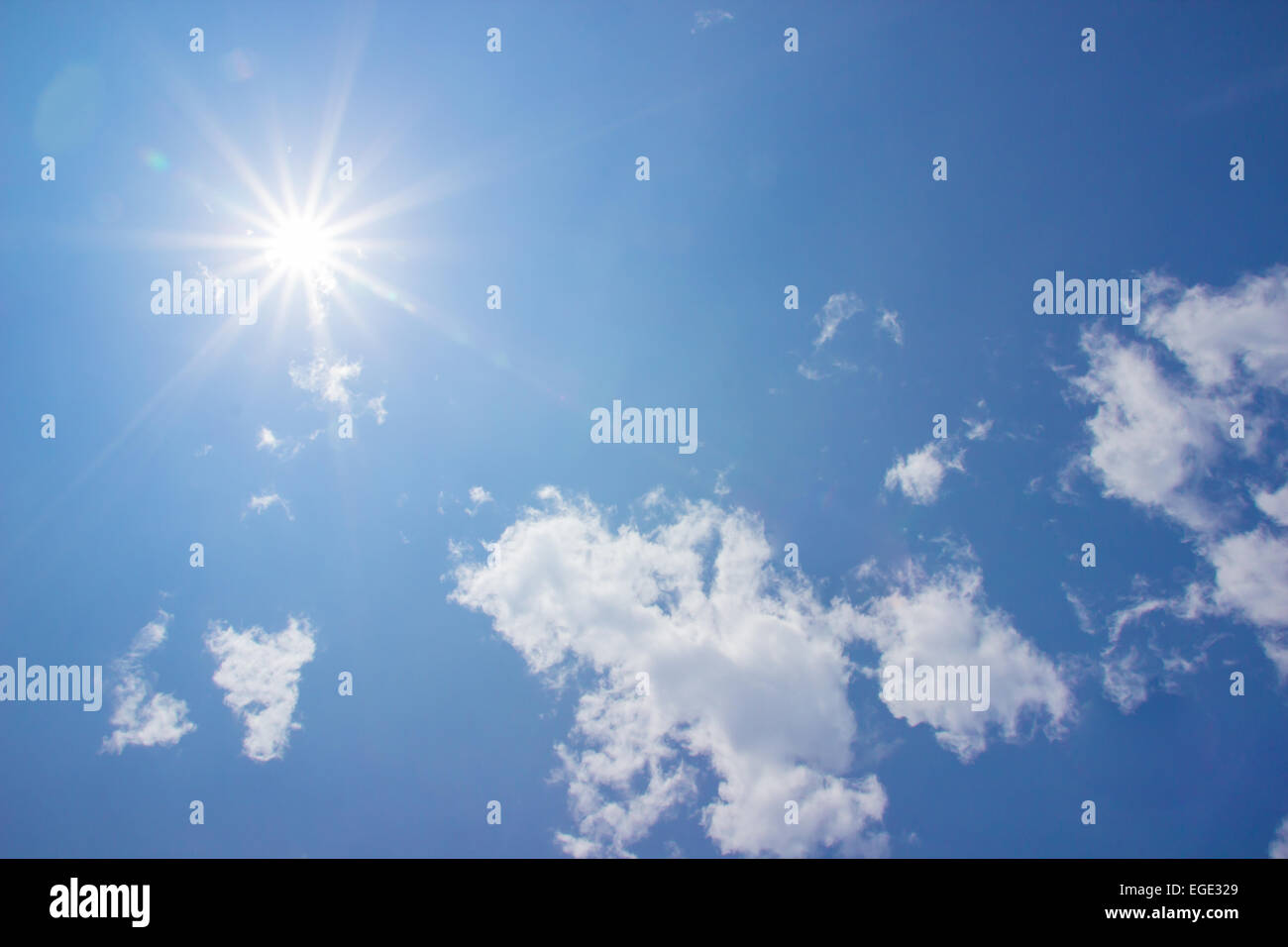 blauer Himmel mit Wolken und Sonne Stockfoto