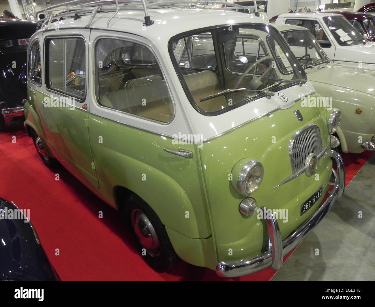 Padua, Italien - 26. Oktober 2013: Ein Vintage-Modell des Fiat 600 Multipla auf dem Display für die Show der historischen MPV Stockfoto