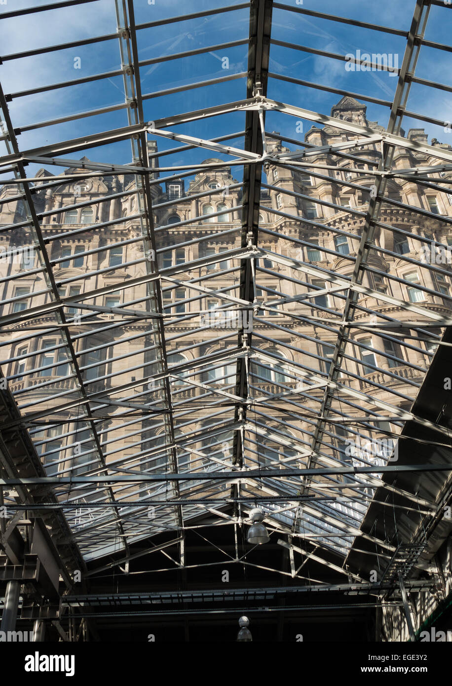 Glasdach, Waverley Station, Edinburgh - Barmoral Hotel Bahnhof Stockfoto