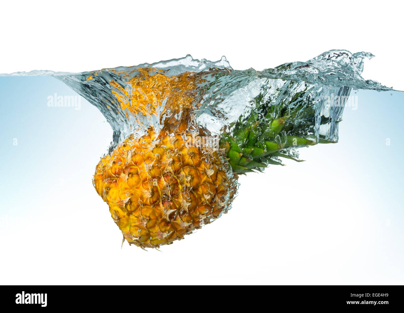 Ananas-Spritzer ins Wasser Stockfoto