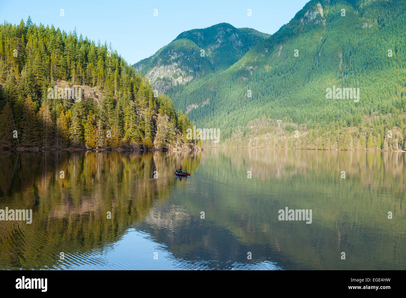 Die Berge rund um Buntzen Lake in British Columbia Kanada spiegeln sich im Wasser. Stockfoto