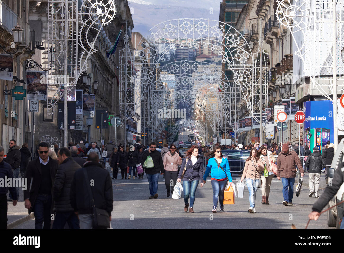 Straßenbild nach dem Festival St. Agatha in Catania, Sizilien, Italien. Italienischen Tourismus, Reise- und Urlaubsziel. Stockfoto