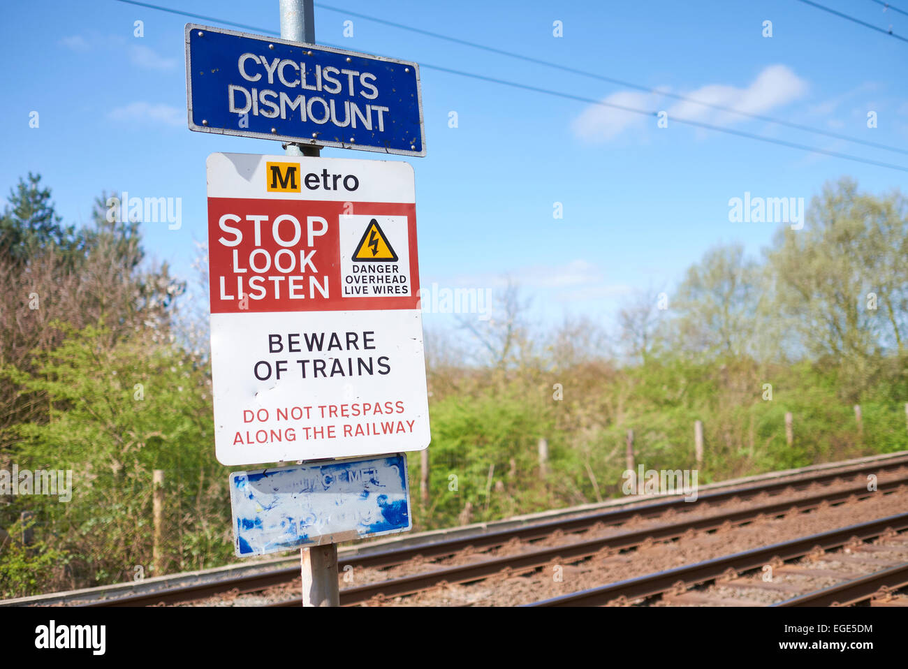Nicht mehr sehen und hören Sie Warnzeichen für Fußgänger und Radfahrer über high-Speed-Züge. Stockfoto