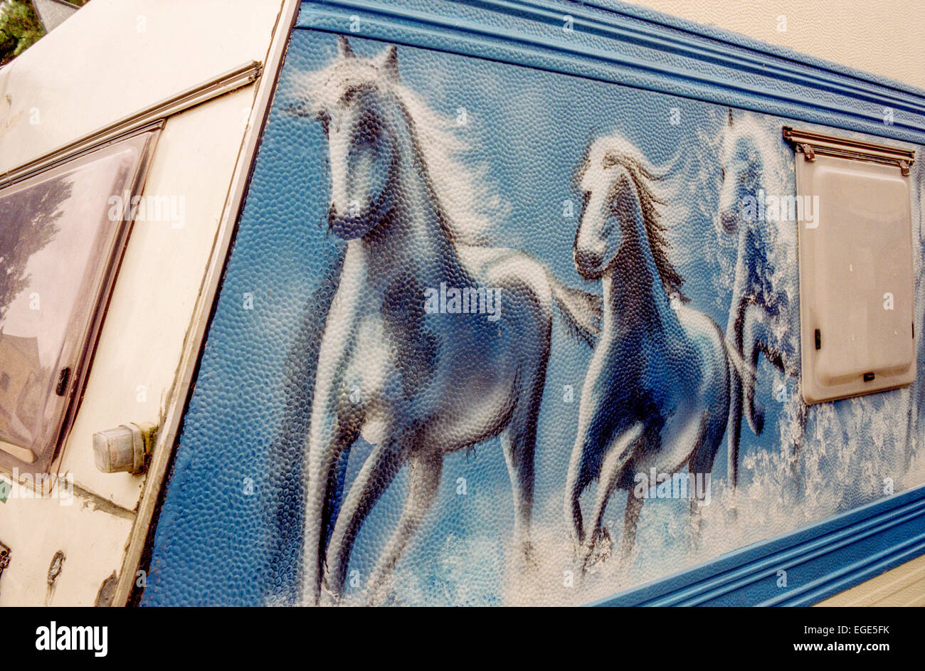 Gemälde von drei Pferden auf Wohnwagen, Pferdekunst auf Wohnwagen Tierkunst Stockfoto