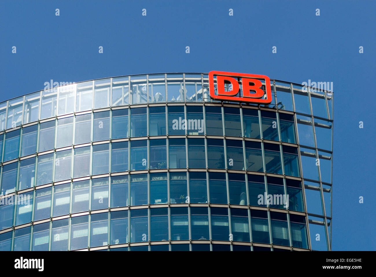 Deutschland-Berlin-DB-Tower am Potsdamer Platz. Detail der Fassade mit Logo Hauptsitz der Deutschen Bahn Stockfoto