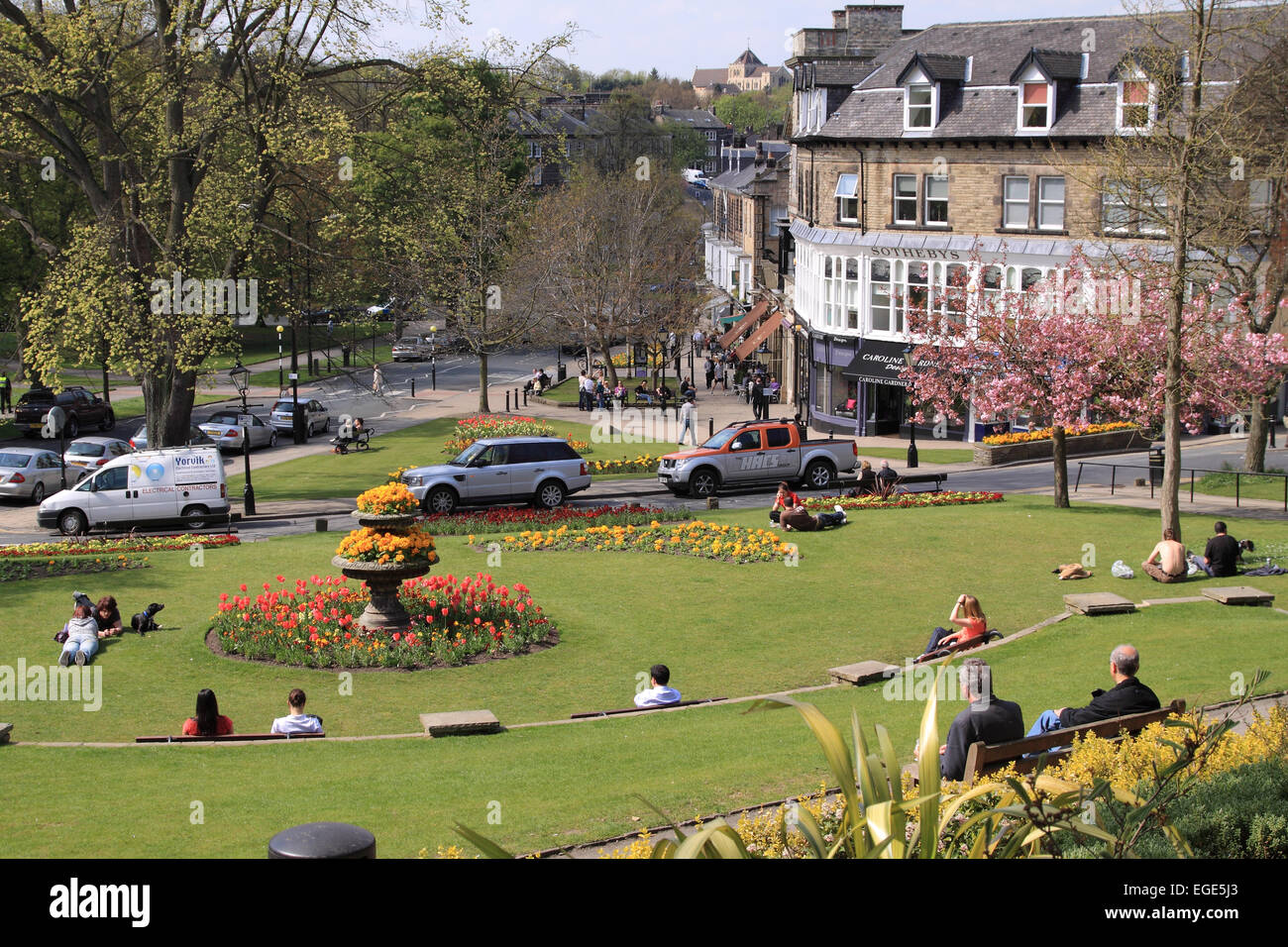 Genießen Sie die Frühlingssonne in den Gärten zwischen Montpelier Hill und Montpelier Parade / Harrogate / North Yorkshire / UK Stockfoto