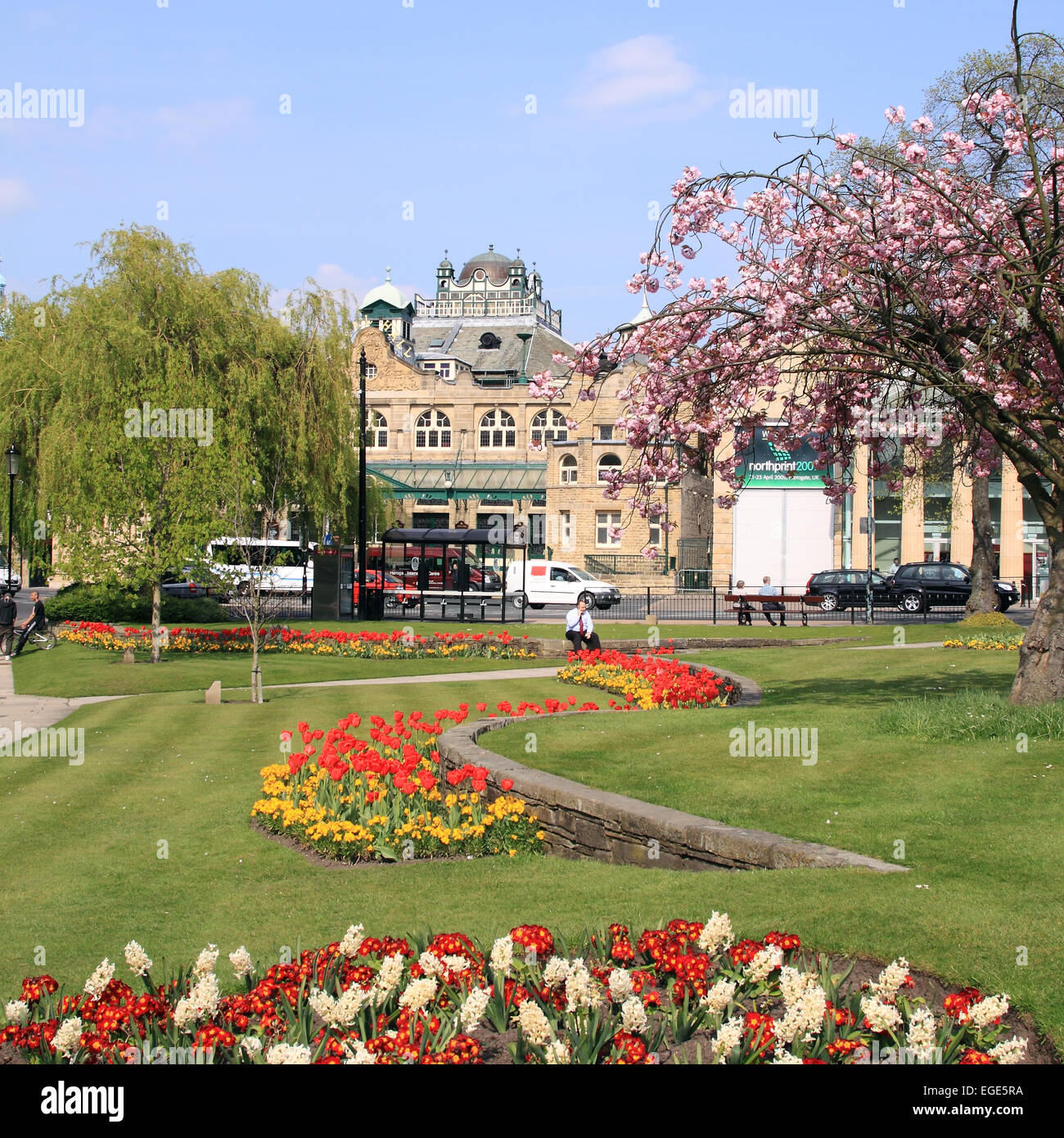 Crescent Gardens an einem sonnigen Frühlingstag mit The Royal Hall im Hintergrund / Harrogate / North Yorkshire / UK Stockfoto
