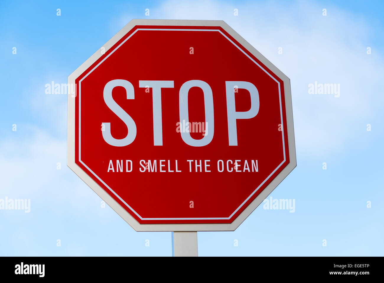 Eine "stop und riechen das Meer" Verkehr, Straßenschild in Südkalifornien Stockfoto