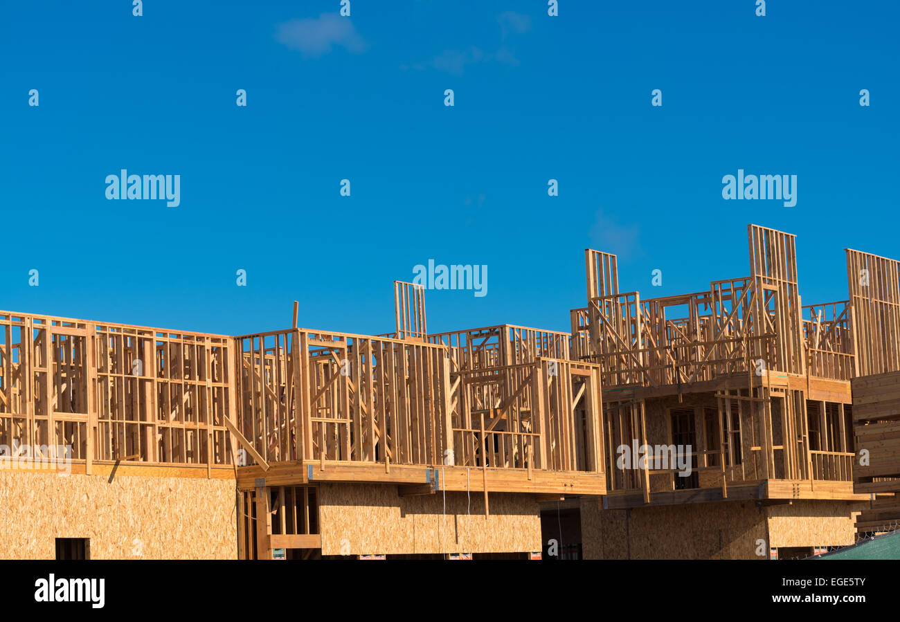 Holz Rahmen für den Bau von neuen Eigentumswohnungen, Wohnungen oder Reihenhäuser Stockfoto