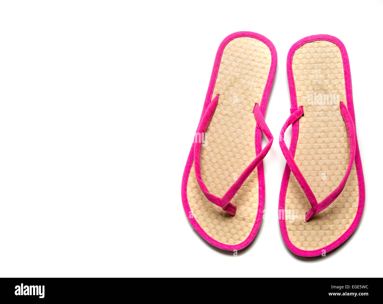 Stroh und rosa Flip-flop-Sandalen auf weißem Hintergrund mit Textfreiraum Stockfoto