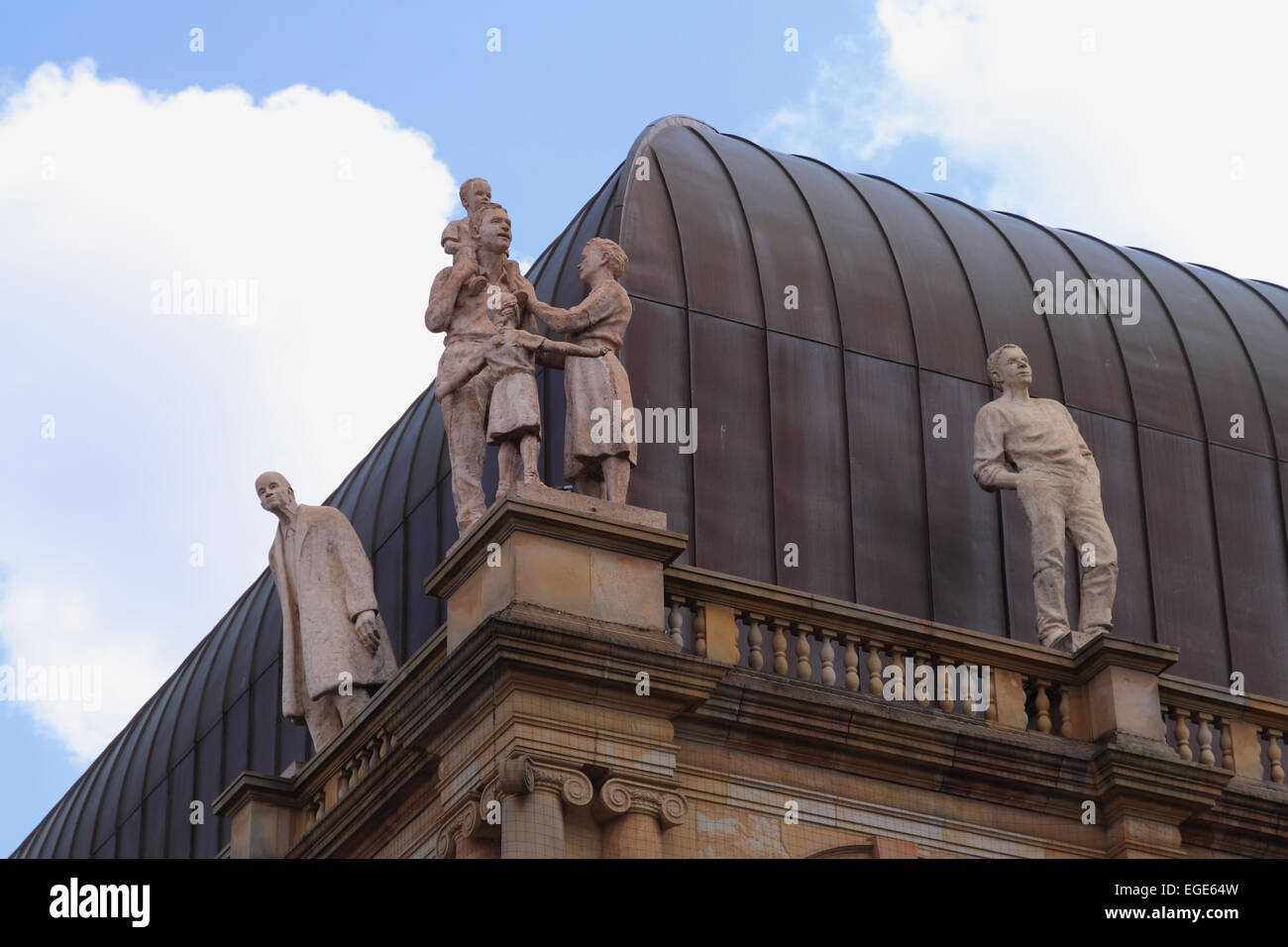 Statuen beleben das Dach der Victoria Shopping Centre / Harrogate / North Yorkshire / UK Stockfoto