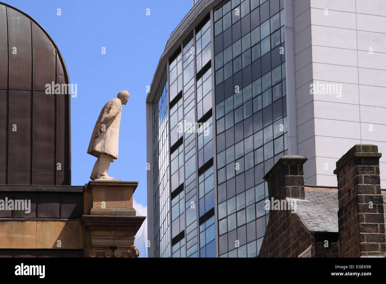 Statue (auf Dach Victoria Shopping Centre) und abwechslungsreiche Architektur gegen in der Nähe von wolkenlosem Himmel / Harrogate / North Yorkshire / UK Stockfoto