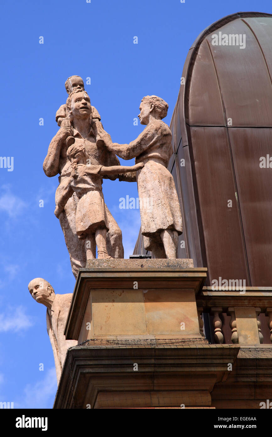 Statuen beleben das Dach der Victoria Shopping Centre gegen eine in der Nähe von wolkenlosem Himmel / Harrogate / North Yorkshire / UK Stockfoto