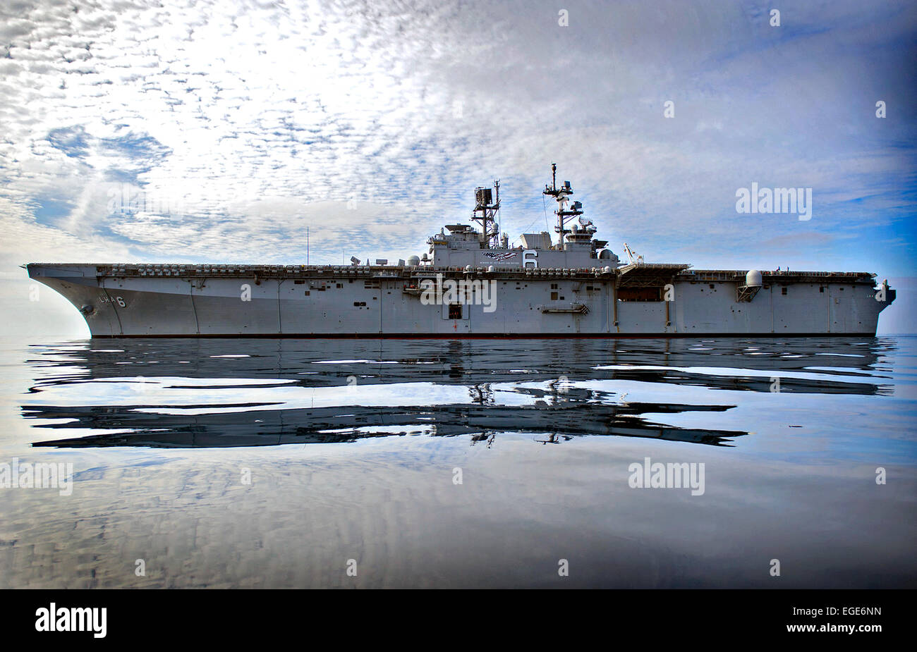 Die neue US-Marine amphibische Angriff Schiff USS America im Gange während der abschließenden Vertrag Studien 19. Februar 2015 vor der Küste von San Diego. Das Schiff ist der erste seiner Klasse und ist optimiert für die Marinekorps-Luftfahrt. Stockfoto