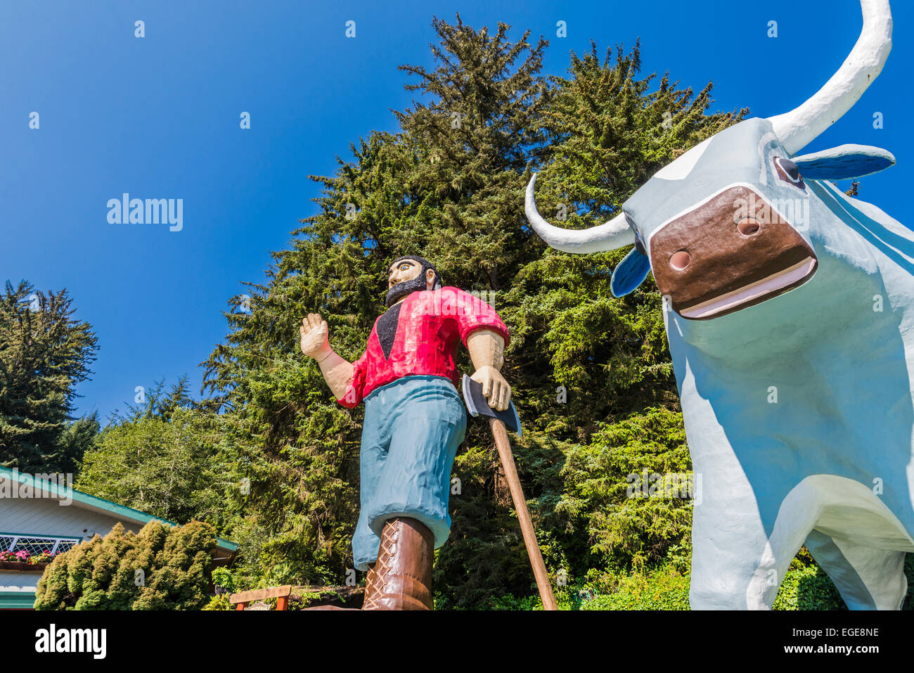 Paul Bunyan und Babe die Blue Ox Statuen. Bäume des Geheimnisses, Klamath, California, Vereinigte Staaten von Amerika. Stockfoto